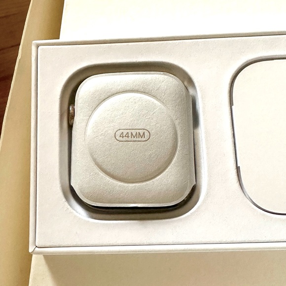 Apple iWatch Series 6 Gold Stainless Steel Case 44mm - Picture 6 of 15